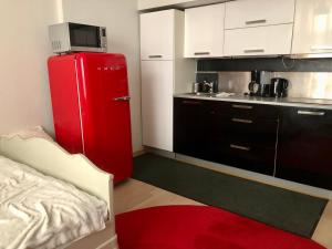赫爾辛基的住宿－Sweet home 40 City Center Punavuori，一间厨房,在房间内配有红色冰箱