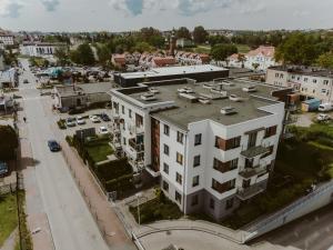 eine Aussicht auf ein Gebäude in einer Stadt in der Unterkunft Apartament Studio 1c in Władysławowo