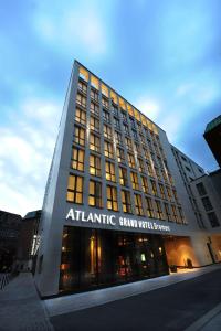 an atlantic grand hotel building with its lights on at Atlantic Grand Hotel Bremen in Bremen