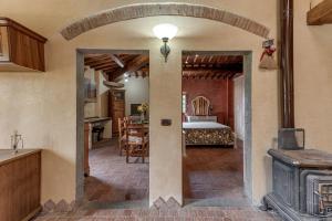 cocina y sala de estar con puerta abierta en Il sopra, en Empoli