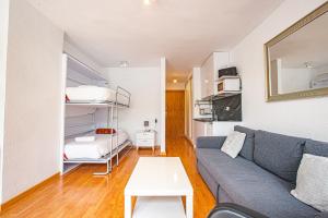 salon z kanapą i łóżkiem piętrowym w obiekcie Holidays, Mont Blanc Estudio en Pradollano & Parking w mieście Sierra Nevada