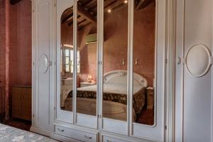 1 dormitorio con 1 cama en una habitación con puertas de cristal en Il sopra, en Empoli