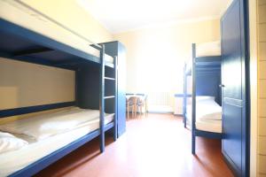 Kolping Hostel Trier im Warsberger Hof客房内的一张或多张床位