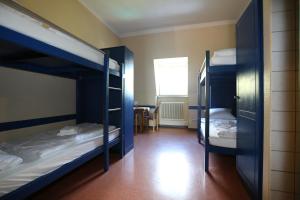 Kolping Hostel Trier im Warsberger Hof客房内的一张或多张床位