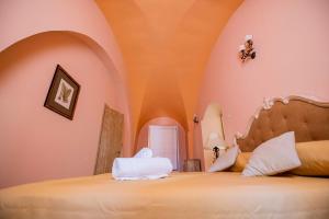 una camera con un grande letto di Residence La Beccanina a Scarlino