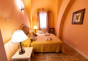 Residence La Beccanina في سكارلينو: غرفة نوم مع سرير مع اثنين من الحيوانات المحشوة عليه