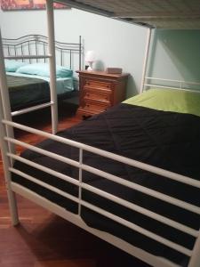 Łóżko lub łóżka piętrowe w pokoju w obiekcie Lord C. Home