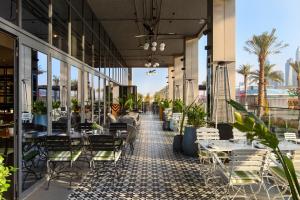 Restaurace v ubytování voco Dubai The Palm by IHG