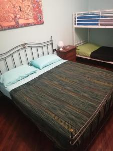 拉斯佩齊亞的住宿－Lord C. Home，一间卧室配有一张带蓝色枕头的大床