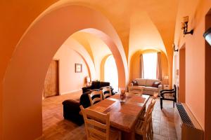 Residence La Beccanina في سكارلينو: غرفة معيشة مع طاولة وكراسي خشبية