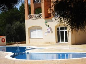 una piscina frente a un edificio en Edison Bungalow Duplex LEK, en Peñíscola