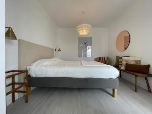 1 dormitorio con 1 cama grande y 1 silla en Guiri Casilla de Costa Villaverde, en Villaverde