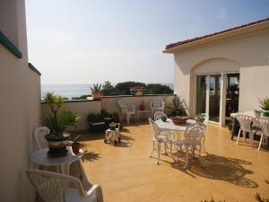 Un patio con una mesa y sillas en un balcón. en Edison Bungalow Duplex LEK, en Peñíscola