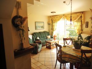 Una sala de estar con un sofá verde y una mesa. en Edison Bungalow Duplex LEK, en Peñíscola