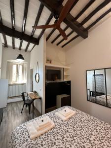 ein Schlafzimmer mit einem Bett und einem Tisch in einem Zimmer in der Unterkunft Residenza la Mandorla in Perugia