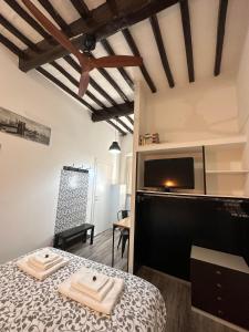 1 dormitorio con 1 cama con 2 toallas en Residenza la Mandorla, en Perugia