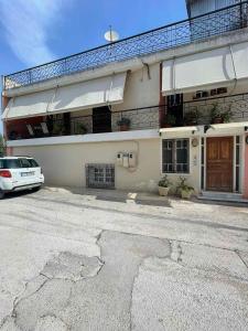 Un coche blanco aparcado delante de un edificio en Jenny's House Nafplio, en Nauplia