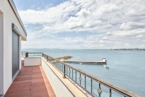 - un balcon offrant une vue sur l'eau dans l'établissement 3BD Beach Paradise with a Stunning View + Parking, à Nessebar