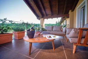 uma sala de estar com uma mesa com copos de vinho em FORESTERIA DEL GAVI em  Tassarolo