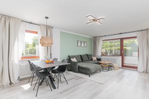 a living room with a couch and a table at Traumhaftes Apartment mit Balkon und Parkplatz in Waiblingen