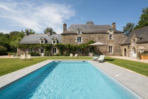een landgoed met een zwembad voor een huis bij MANOIR DU VAU D ARZ gîtes et chambres d hôtes avec piscine in Malansac
