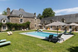 Bazén v ubytovaní MANOIR DU VAU D ARZ gîtes et chambres d hôtes avec piscine alebo v jeho blízkosti