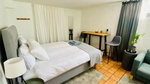 Postel nebo postele na pokoji v ubytování Sundsvall By M - Basement Studio