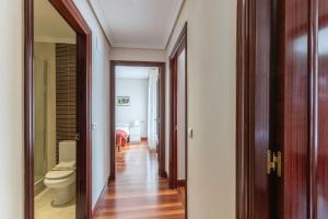 un corridoio con servizi igienici e una porta che conduce a una camera di Bilbao Costa II with parking by Aston Rentals a Getxo