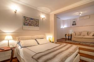 - une chambre avec un lit et un canapé dans l'établissement Residence Gello, à Arezzo