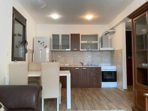 Kuchyň nebo kuchyňský kout v ubytování Apartment in Becici