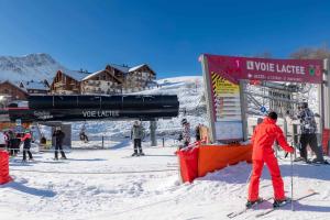 eine Gruppe von Personen auf Skiern in einer Skihütte in der Unterkunft Résidence Goélia Les Alpages du Corbier in Villarembert