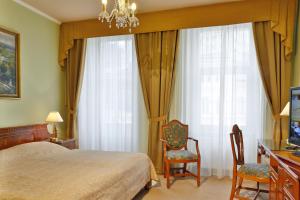 Hotel Kolonada的电视和/或娱乐中心