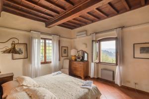 sypialnia z łóżkiem i oknem w obiekcie Fattoria di Maiano w mieście Fiesole