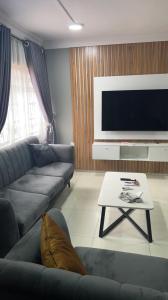 sala de estar con sofá y mesa en Two bedroom apartment in ikeja, en Ikeja