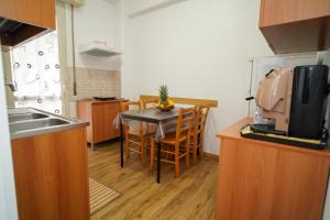 a kitchen with a table with chairs and a microwave at Casa Mercy in Catania