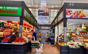 een afdeling groenten en fruit van een supermarkt bij Calle Quitapenas 37 in Málaga