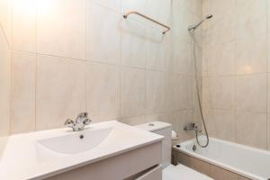 Ένα μπάνιο στο Apartamento Mantamar 9T1 by ALGARVEMANTA +12 φωτογραφίες
