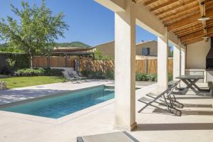 um quintal com uma piscina e um pátio com uma mesa de piquenique em Villa la Provenca -Architectural House em Malaucène