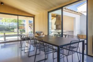 comedor con mesa y sillas en Villa la Provenca -Architectural House, en Malaucène