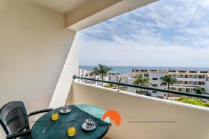 balcone con tavolo, sedie e vista sull'oceano di #166 Old Town, 600 mts Beach with Pool ad Albufeira