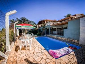 Πισίνα στο ή κοντά στο Chacara c piscina e churrasqueira Serra Negra SP