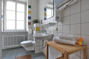 特里尔Kolping Hostel Trier im Warsberger Hof的带水槽和马桶的白色浴室