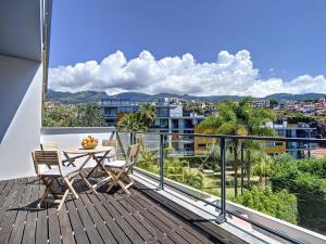 een patio met een tafel en stoelen op een balkon bij Funchal Frui Vita by Atlantic Holiday in Funchal