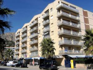 een groot appartementencomplex met auto's voor het gebouw bij Rocamaura I D 1-2 in L'Estartit