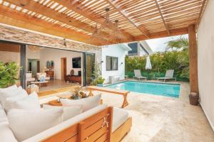 בריכת השחייה שנמצאת ב-Charming villa with private pool in Juan Dolio או באזור