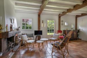 - un salon avec une cheminée et des chaises dans l'établissement Douce parenthese en famille a Sarzeau, à Sarzeau