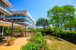 Vonkajšia záhrada v ubytovaní LITORAL COSTA DORADA - CIUTADELLA bjs Only families