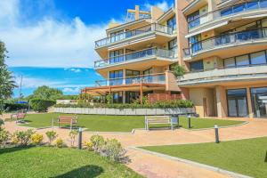 Vonkajšia záhrada v ubytovaní LITORAL COSTA DORADA - CIUTADELLA bjs Only families