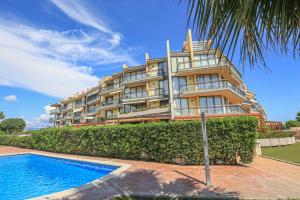 Bazén v ubytovaní LITORAL COSTA DORADA - CIUTADELLA bjs Only families alebo v jeho blízkosti