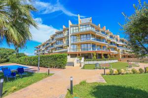Bazén v ubytovaní LITORAL COSTA DORADA - CIUTADELLA bjs Only families alebo v jeho blízkosti